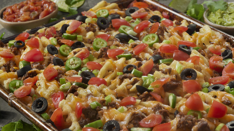 A tray of nachos