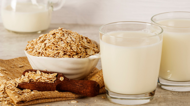 Oats and two glasses of oat milk 
