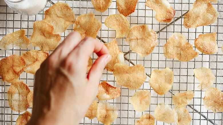 potato chips on rack 