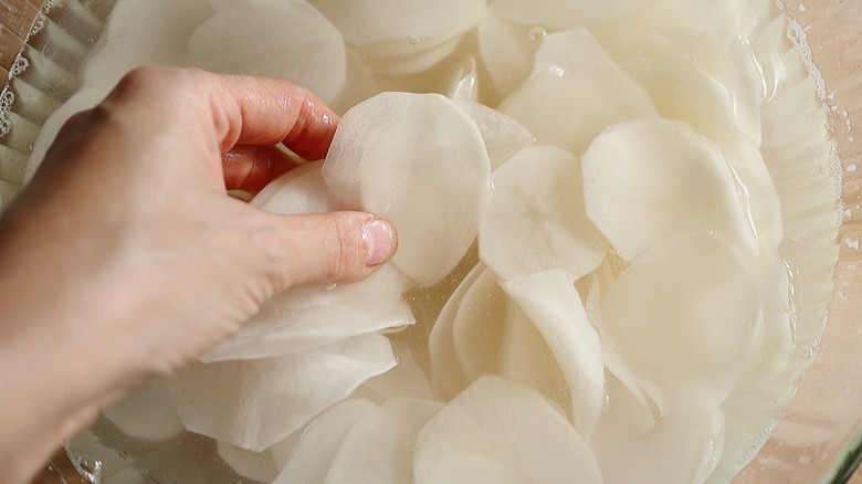 potato slices in water 