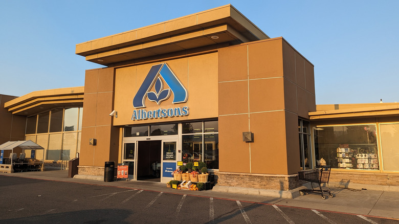 Entrance of large Albertson's store on sunny day