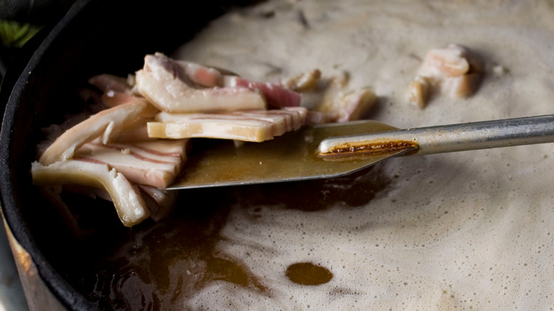 Bacon and fat in cast iron