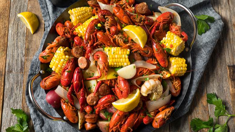 Crawfish boil with veggies 