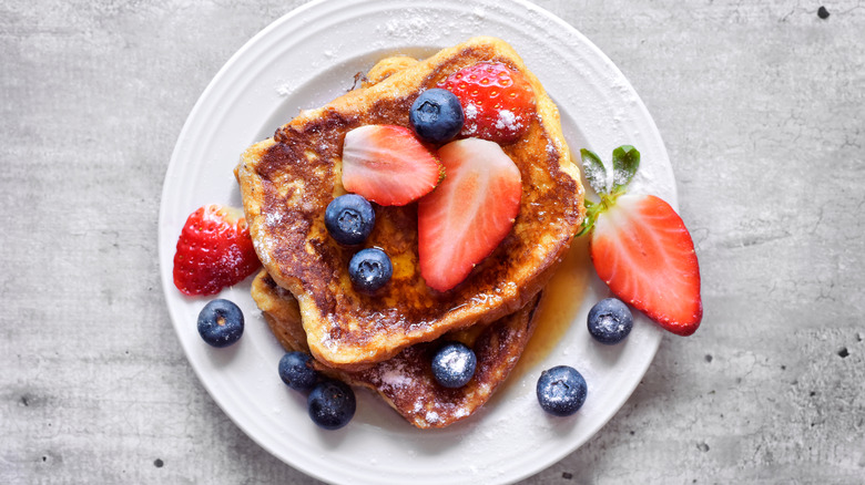 French toast with fruits