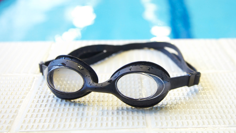 Swimming goggles