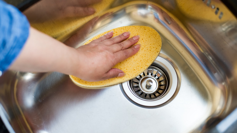 Wiping sink with sponge