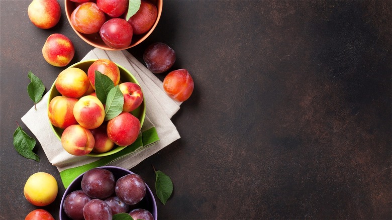 bowls of plums and nectarines 