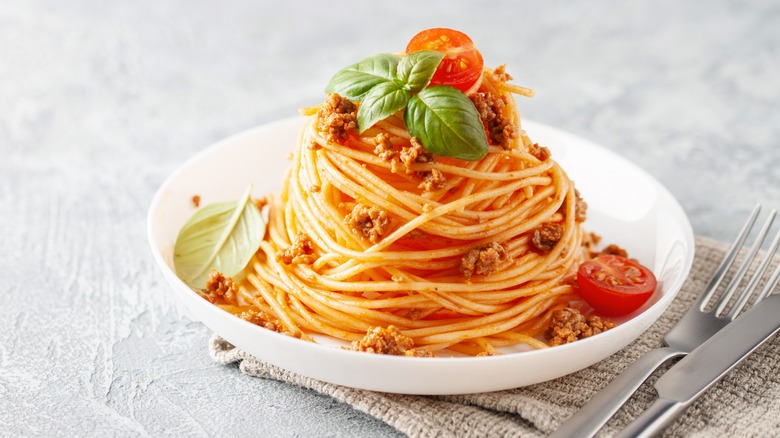 plate of spaghetti noodles