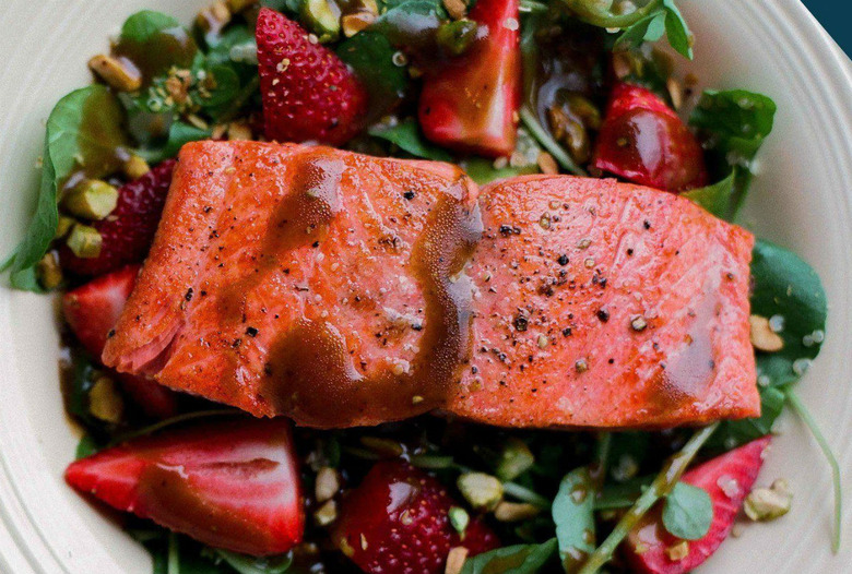 Balsamic Salmon With Strawberries 