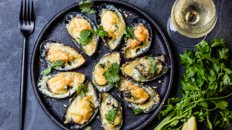 Baked mussels with cheese