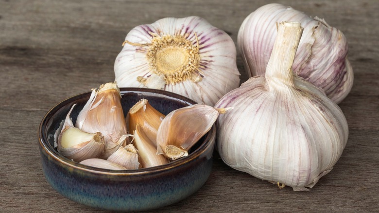 garlic bulbs, table