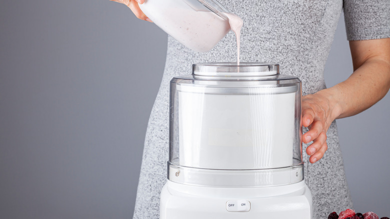 Ice cream maker machine
