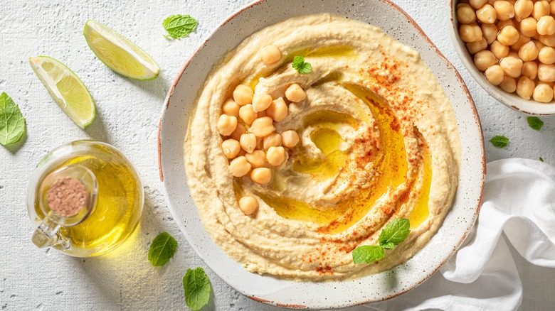 Dish of hummus with chickpeas