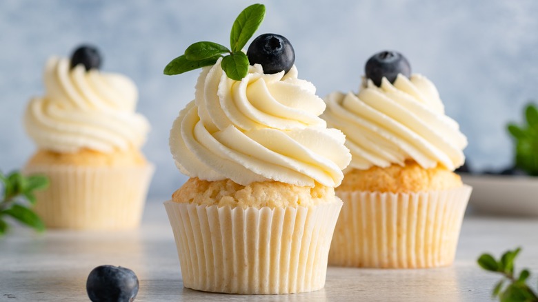 Cupcakes with white frosting swirls