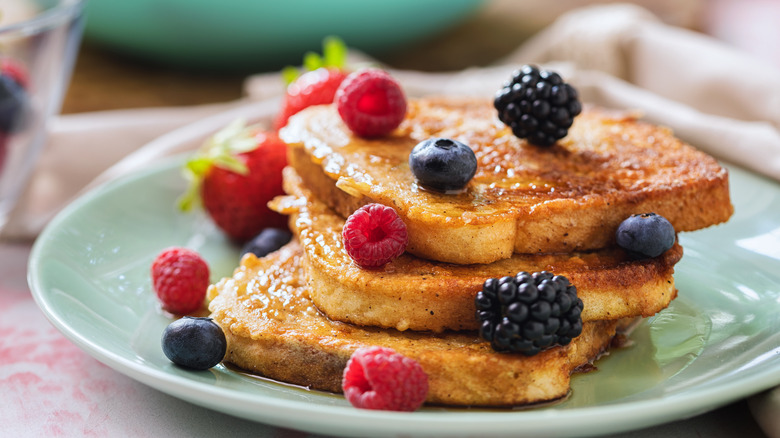 French toast with berries
