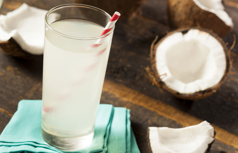 How to Stay Hydrated While Traveling: 9 Experts' Tips