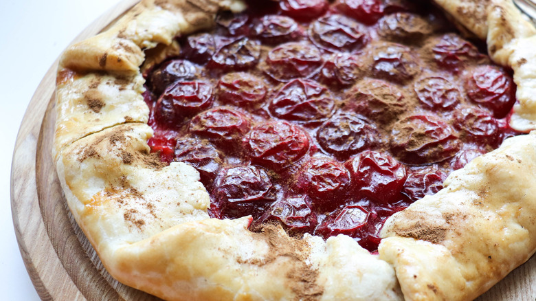 Italian fruit Crostata with cinnamon