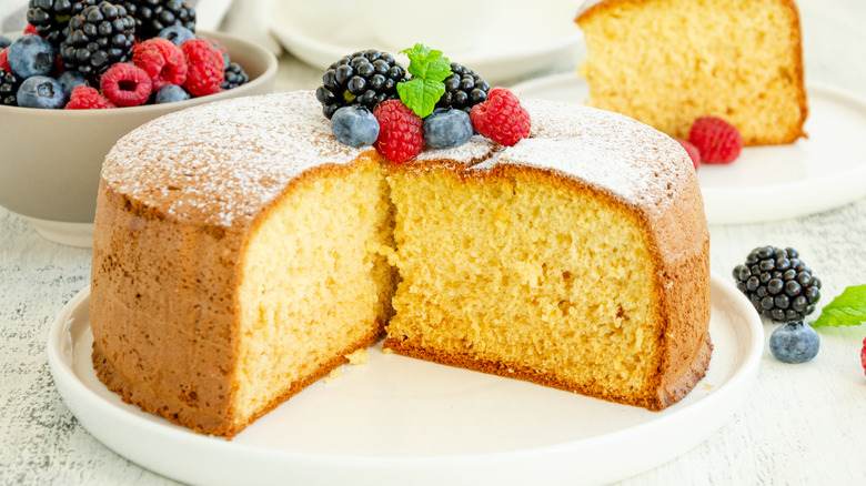 Powdered sugar on vanilla cheese