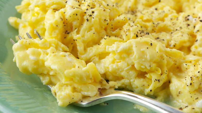 Seasoned scrambled eggs on plate