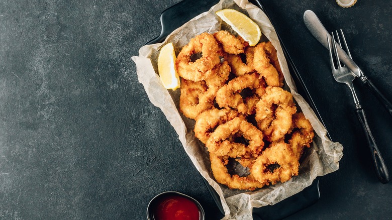 Fried calamari rings in a basket
