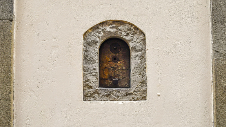 buchette del vino in wall