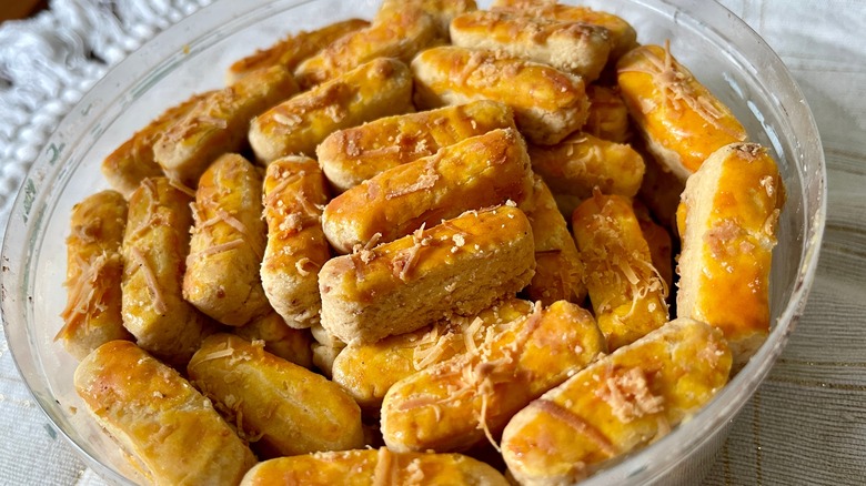 bowl of kue keju