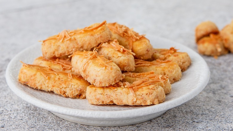 plate of kue keju