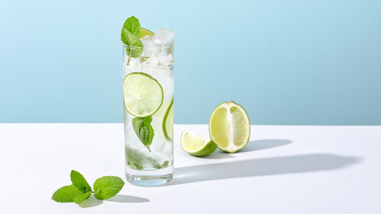classic mojito cocktail