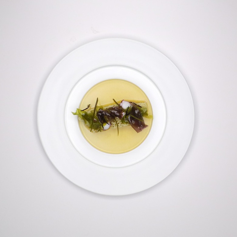 Chef Xiaoyan Zhou's art of fine cutting Huaiyang-style demo drew the most photographers of any seminar at Madrid Fusión 2015 so far.