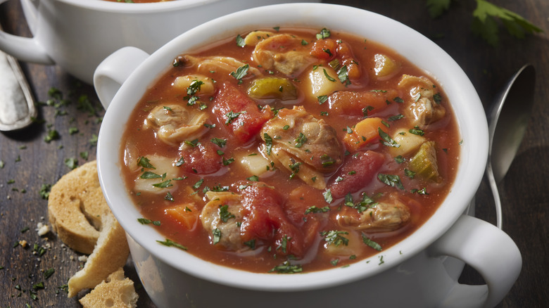 bowl of manhattan clam chowder