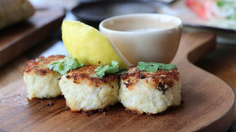 Maryland Jumbo Lump Crab Cakes recipe - The Daily Meal