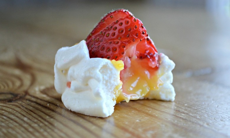 Meringue Bites with Lemon Curd and Berries