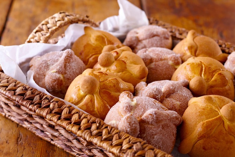 Mexican Bread of the Dead (Pan De Muerto)