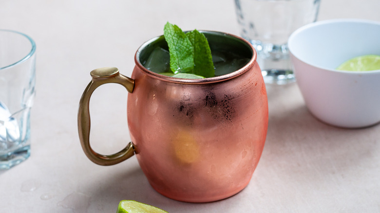 moscow mule cocktail in copper mug