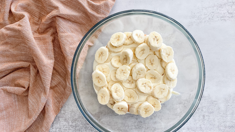 bananas layered on vanilla pudding
