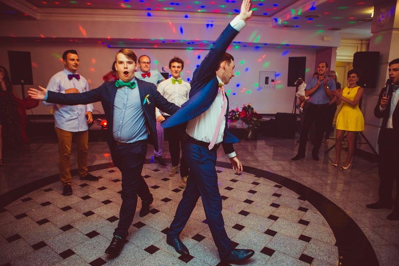 Bros dancing