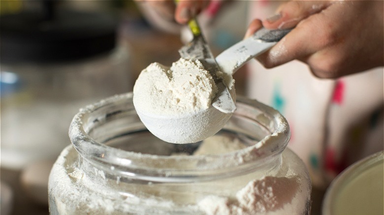 Hand leveling flour with knife 
