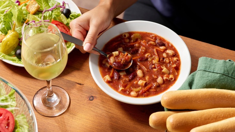 Olive Garden minestrone soup bowl