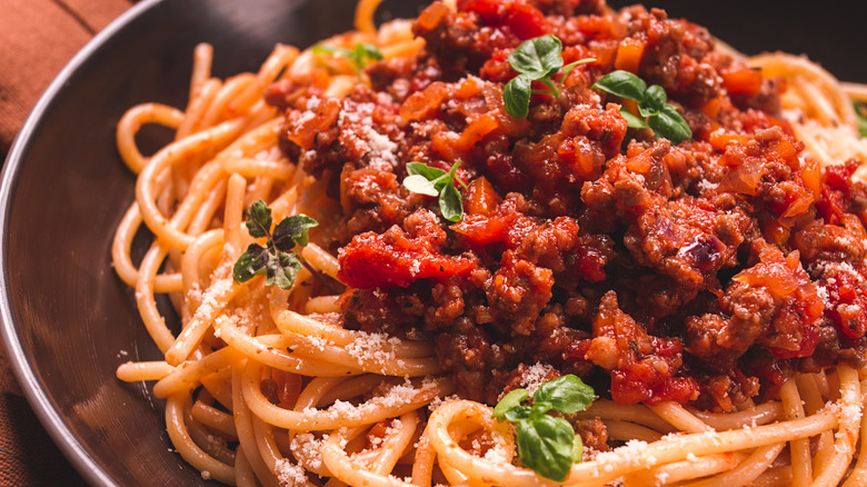 spaghetti noodles on plate