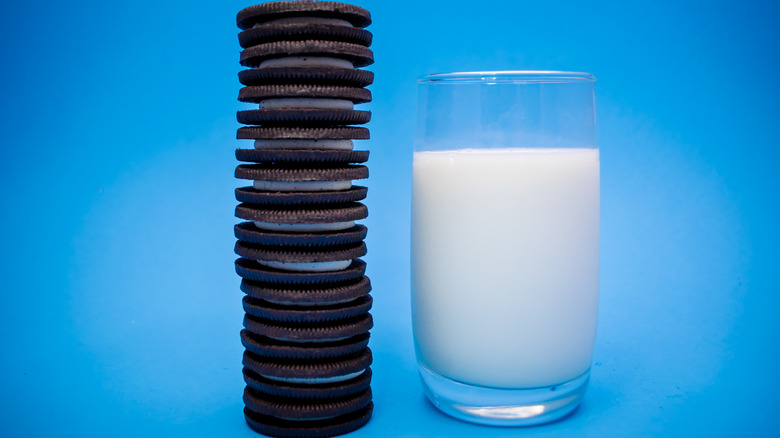 Oreos next to a glass of milk 