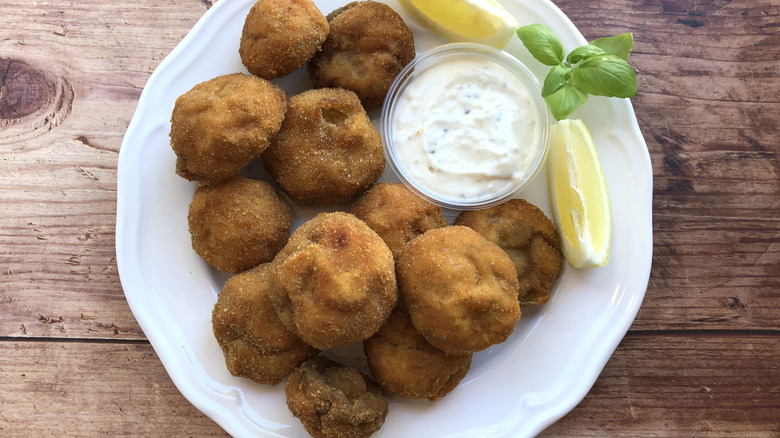 Battered mushrooms with tartar dipping sauce