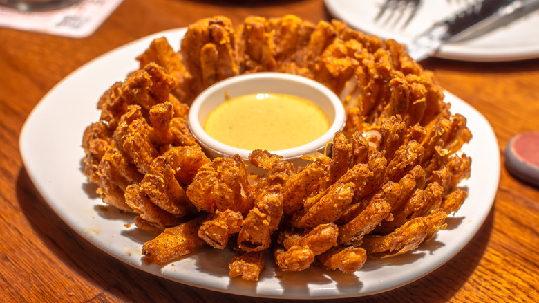Blooming onion with dipping sauce