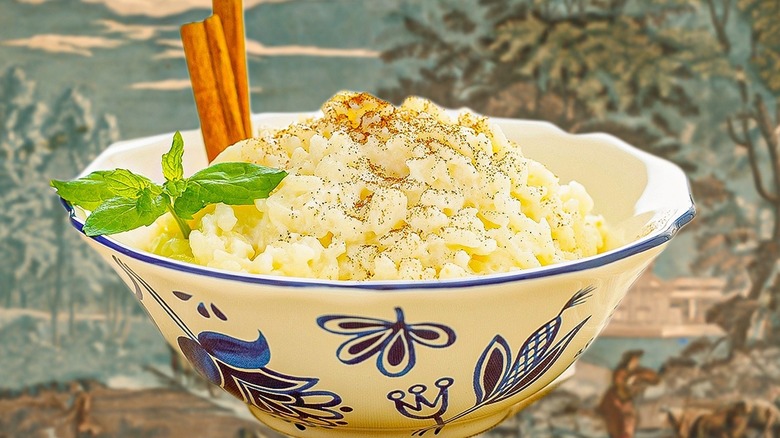 Rice pudding in bowl with cinnamon sticks
