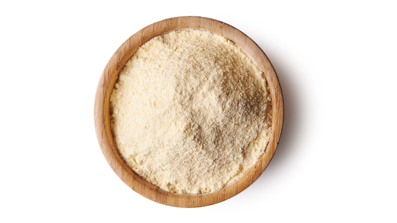 Honey powder in a wooden bowl