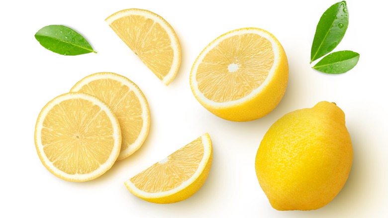 A whole lemon and slices