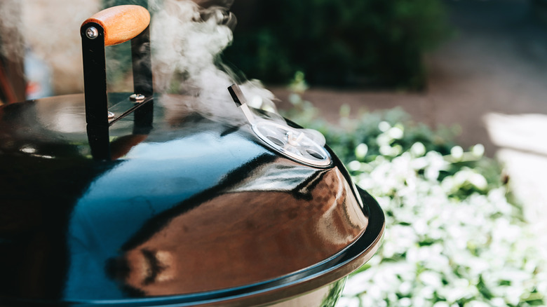 Charcoal grill with lid vent