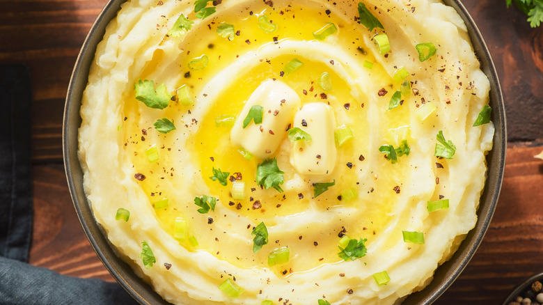 Mashed potatoes with butter and chives