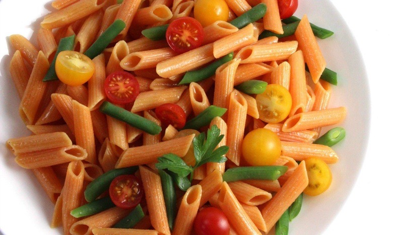 red lentil penne with green beans and tomatoes