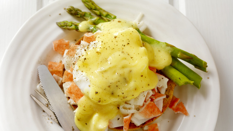 Eggs Benedict with asparagus