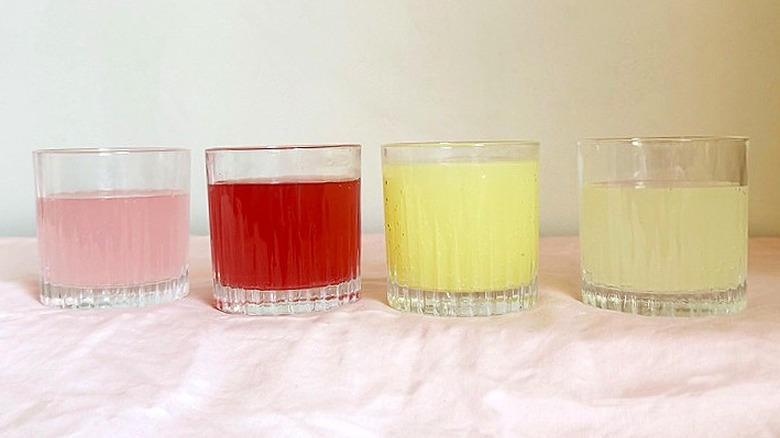 Crystal Light Vodka Refreshers lemonade and wild strawberry: DIY and canned in glasses